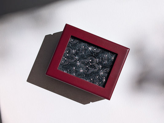 Vintage-Inspired Jewellry Box with a Cross-Pattern Glass Lid
