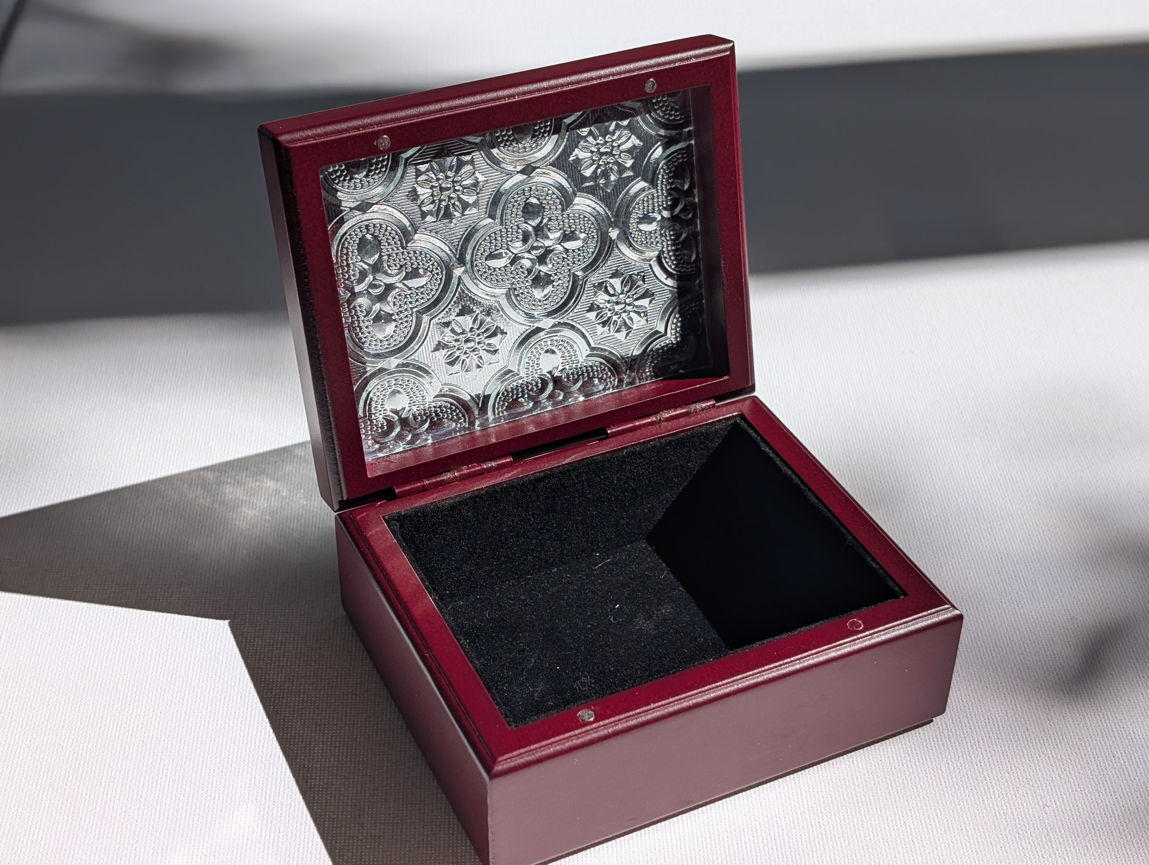 Vintage-Inspired Jewellry Box with a Cross-Pattern Glass Lid